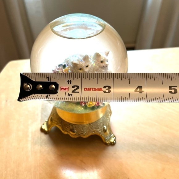 Vintage Eleco Snow Globe Fluffy White Cats in Basket, Made in Taiwan, Like New - Picture 9 of 17